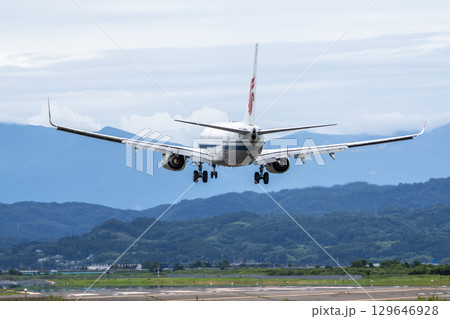 夏の仙台空港　着陸中の飛行機　宮城県名取市 129646928