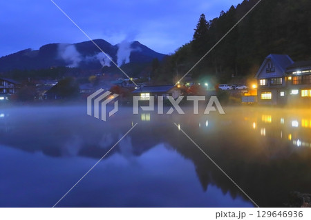 夜明けの金鱗湖（由布市湯布院町） 129646936