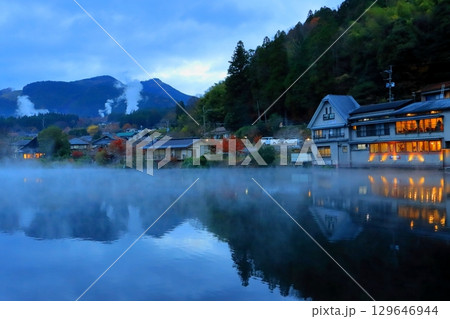 夜明けの金鱗湖（由布市湯布院町） 129646944