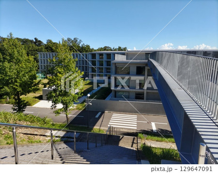 立命館大学APUの学舎と風景画 129647091