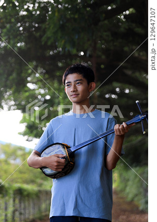 三線を弾く沖縄の少年 129647107