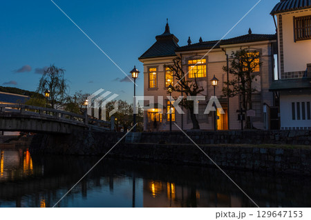 冬の岡山県倉敷市 夜の倉敷美観地区 冬の岡山県倉敷市 夜の倉敷美観地区 129647153