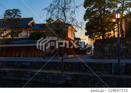 冬の岡山県倉敷市 夜の倉敷美観地区 冬の岡山県倉敷市 夜の倉敷美観地区 129647154