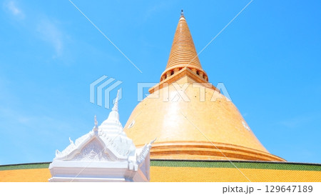 The magnificent golden stupa of Phra Pathom Chedi, a landmark Buddhist temple akhon Pathom, Thailand, 129647189