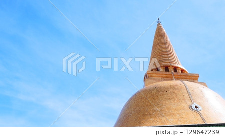 The magnificent golden stupa of Phra Pathom Chedi, a landmark Buddhist temple 129647239