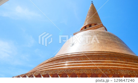The magnificent golden stupa of Phra Pathom Chedi, a landmark Buddhist temple 129647240