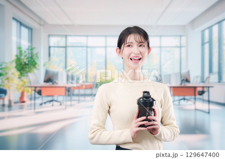 オフィスでマイボトルを持ち歩く若い女性 129647400