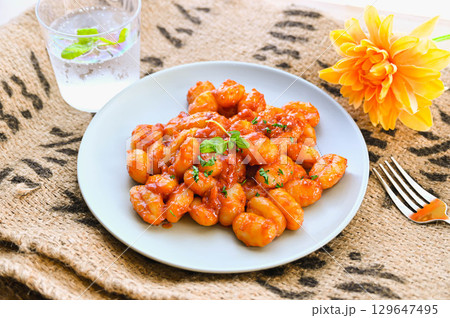 トマトソースで和えたニョッキ 129647495