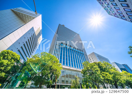 日本の東京都市景観 猛烈な暑さ…照りつける太陽光…千代田区役所などを望む。新時代へ＝8月15日 129647500