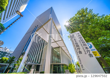 日本の東京都市景観 猛烈な暑さ…照りつける太陽光…千代田区役所などを望む。新時代へ＝8月15日 129647502