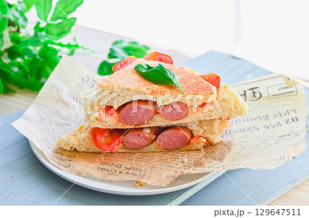 ウインナーとトマトのホットサンド 129647511