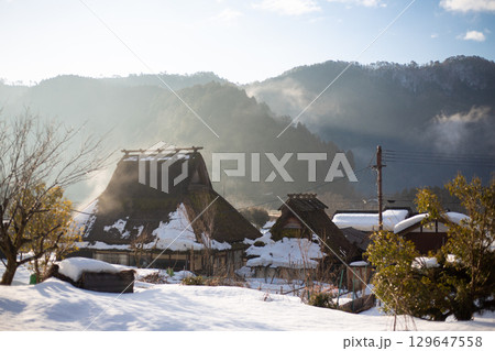 京都美山かやぶきの里早朝の雪景色 129647558