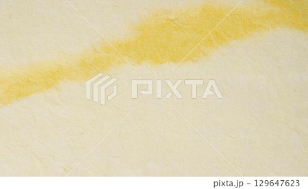 和紙、和風イメージの背景素材(黄色) 和紙、和風イメージの背景素材(黄色) 129647623