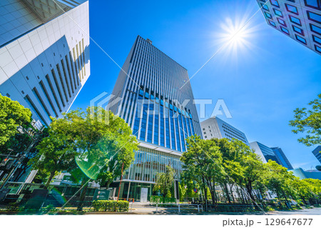 日本の東京都市景観 猛烈な暑さ…照りつける太陽光…千代田区役所などを望む。新時代へ＝8月15日 129647677
