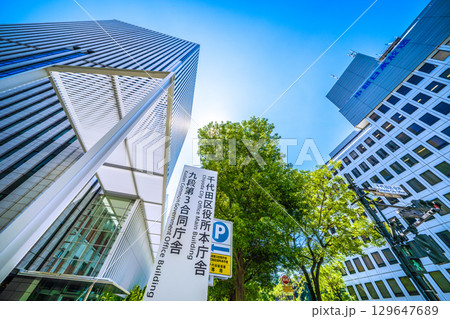 日本の東京都市景観 猛烈な暑さ…照りつける太陽光…千代田区役所などを望む。新時代へ＝8月15日 129647689