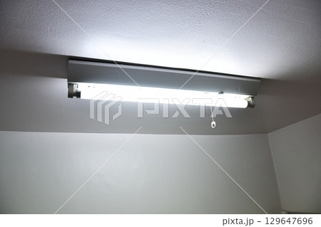オフィスの階段蛍光灯 129647696