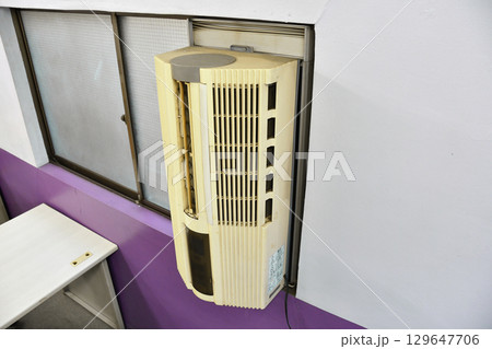 オフィス内の窓用エアコン_14 オフィス内の窓用エアコン_14 129647706