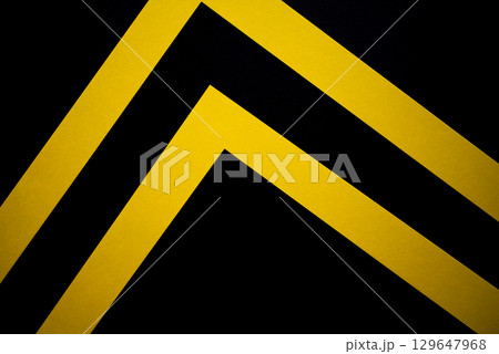 重なる黄色と黒の画用紙 129647968