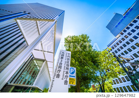 日本の東京都市景観 猛烈な暑さ…照りつける太陽光…千代田区役所などを望む。新時代へ＝8月15日 129647982