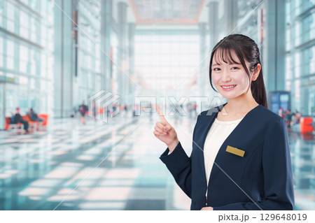 空港で働く笑顔の若い女性 129648019