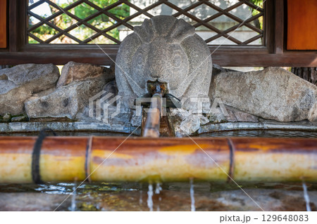Rabbit statue at fountain of Sumiyoshi Taisha shrine, Osaka 129648083