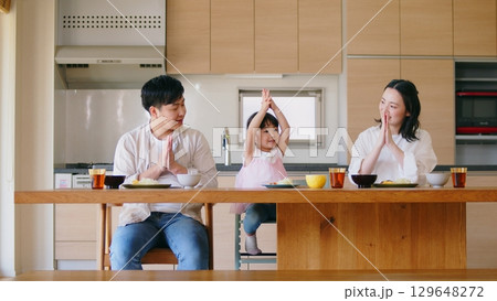 3人親子の朝食シーン 129648272