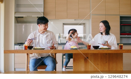 3人親子の朝食シーン 129648274