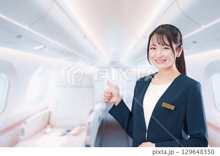プライベートジェットのフライトアテンダントをする女性 129648350
