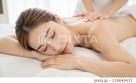 若い女性、エステ、ビューティー、明るい 129648431