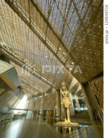 ギザ・大エジプト博物館　ラムセス2世像 129648516