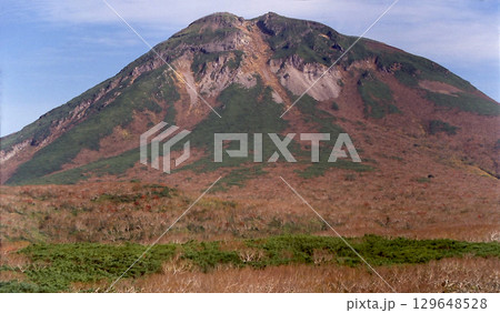 Mt. Rausudake from the pass 知床峠から眺める晩秋の羅臼岳のパノラマビュー 129648528