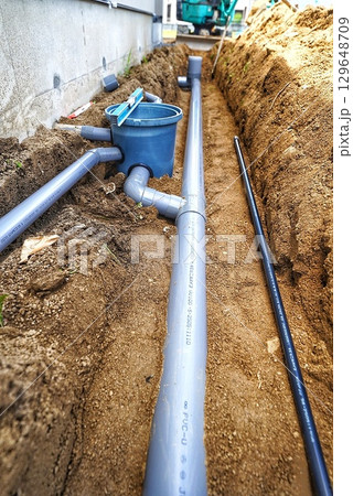 建築現場の水道工事 129648709