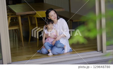 縁側で庭を眺める母娘 縁側で庭を眺める母娘 129648780