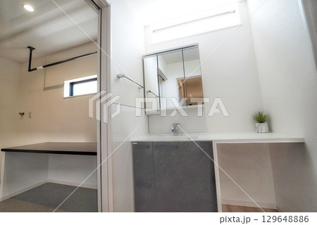 新築マンションのきれいな洗面所 129648886