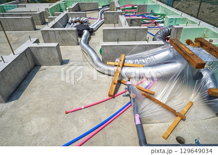 建築現場に設置された大型エアコン 建築現場に設置された大型エアコン 129649034