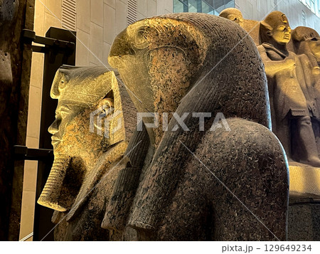 ギザ・大エジプト博物館　アメンヘテプ3世とラー・ホルアクティ像 129649234