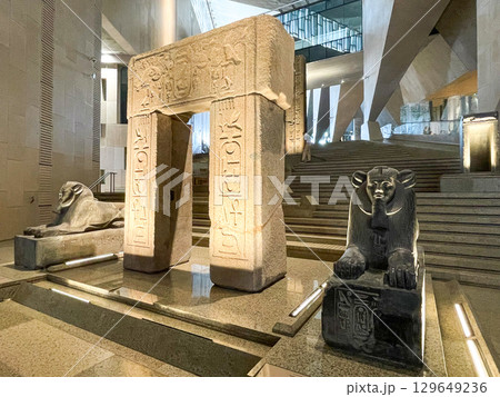 ギザ・大エジプト博物館　アメンエムハト1世の神殿門 129649236