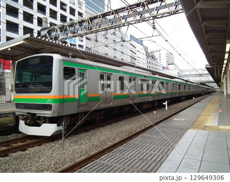 池袋に停車中の 湘南新宿ライン E231系 K-01編成 129649306