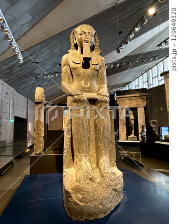 ギザ・大エジプト博物館　ラムセス2世像 129649328