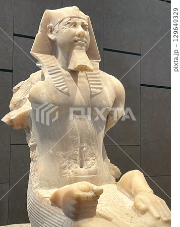 ギザ・大エジプト博物館　メンカウラー王像 129649329