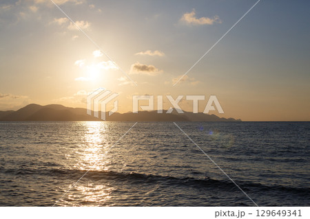 京丹後　夕日ヶ浦の夕焼け 129649341