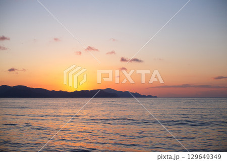 京丹後　夕日ヶ浦の夕焼け 129649349