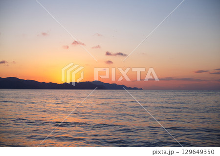京丹後　夕日ヶ浦の夕焼け 129649350