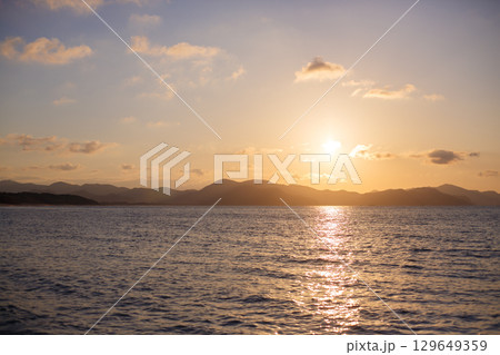 京丹後　夕日ヶ浦の夕焼け 129649359