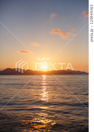 京丹後　夕日ヶ浦の夕焼け 129649363