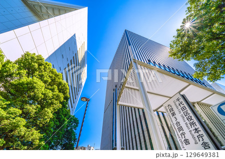 日本の東京都市景観 猛烈な暑さ…照りつける太陽光…千代田区役所などを望む。新時代へ=8月15日 日本の東京都市景観 猛烈な暑さ…照りつける太陽光…千代田区役所などを望む。新時代へ=8月15日 129649381