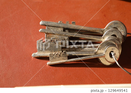 Metal Keys on office table 129649541