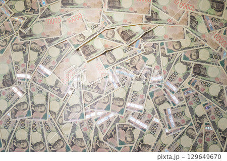 敷き詰められた沢山の一万円札 敷き詰められた沢山の一万円札 129649670