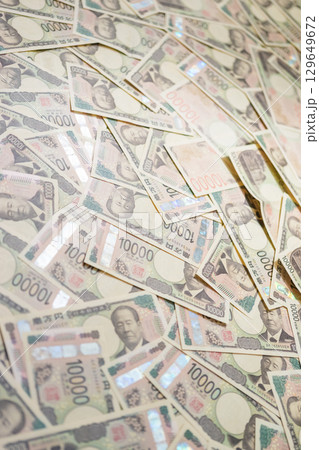 敷き詰められた沢山の一万円札 129649672