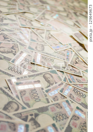 敷き詰められた沢山の一万円札 敷き詰められた沢山の一万円札 129649673